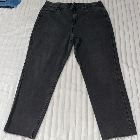 Hollister Denim - Hollister Ultra High Rise Mom Jean | Size 32